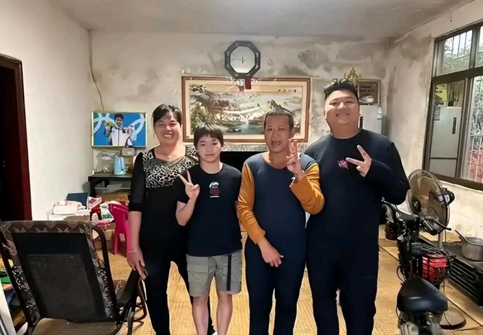 不懂白切鸡, 之前借着妹, inews